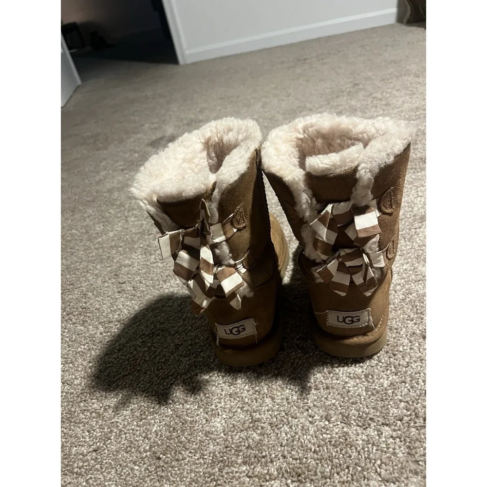 UGG Kid Classic  SHORT BAILEY‎ BOW STRIPE CHESTNUT BOOT US 3